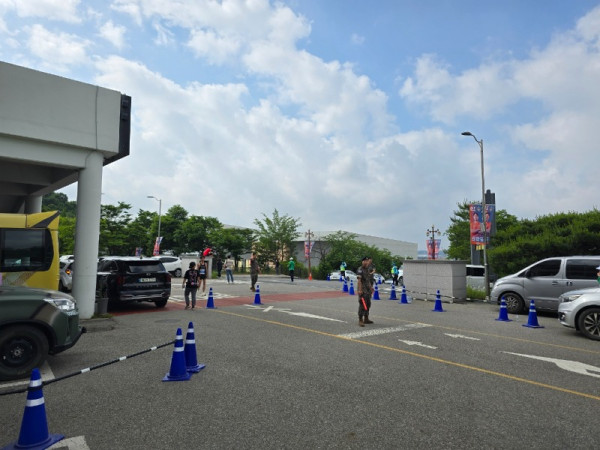 스타디움 앞 자원봉사.jpg